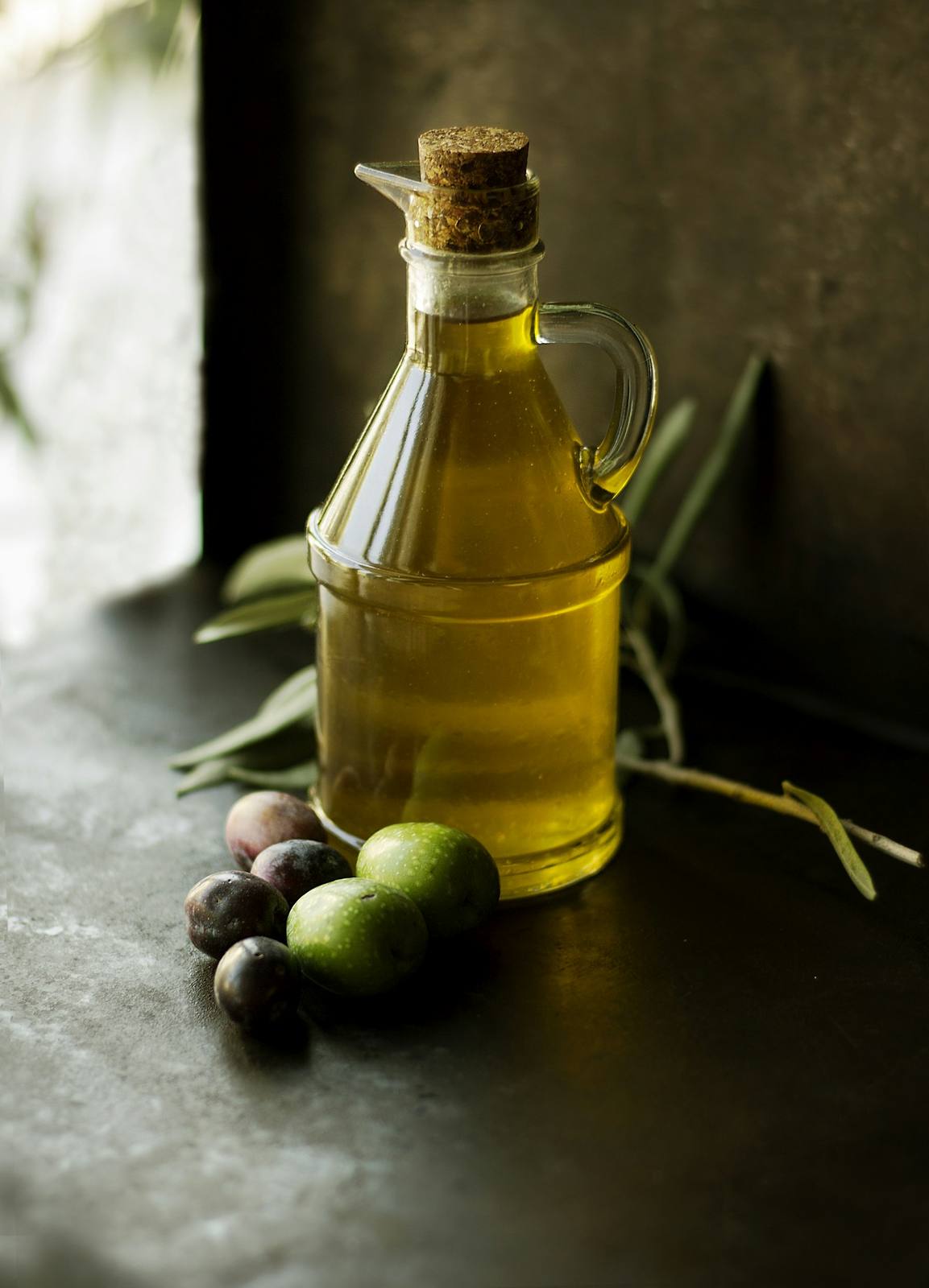 Aceite de oliva y aceitunas frescas
