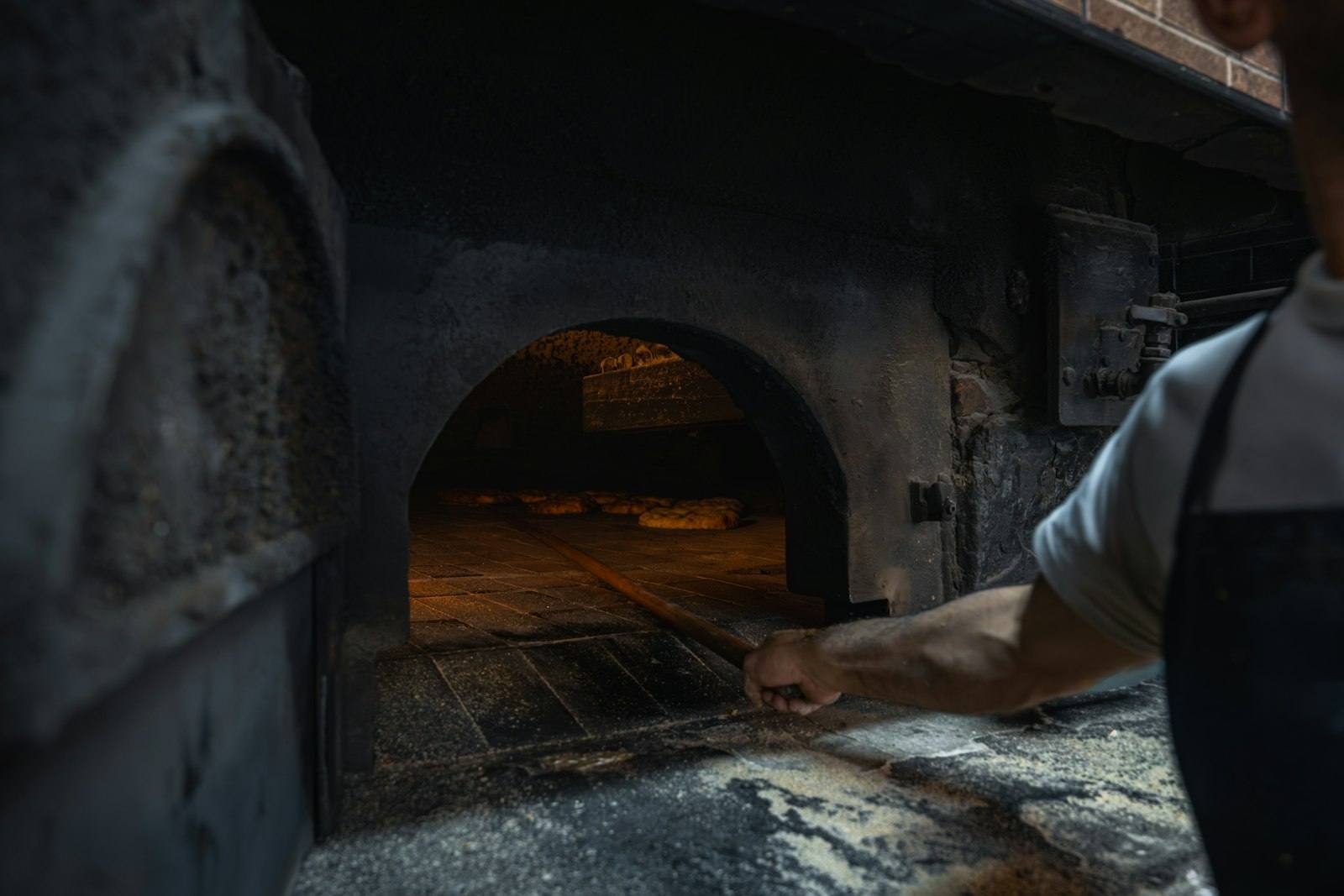 Horno de leña de piedra donde se hornea la pizza napolitana